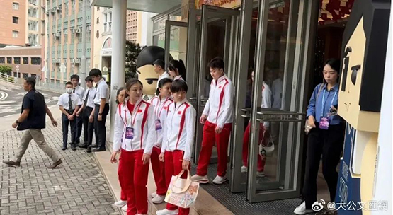 中國(guó)奧運(yùn)健兒赴港專程探校！這所香港名校大有來(lái)頭！